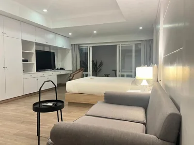 ネーム デラックス バルコニー・窓なし（ダブルまたはツイン） — Anona Beachfront Phuket Resort